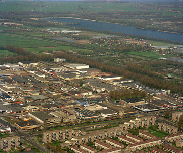 800476 Luchtfoto van het Bedrijventerrein Overvecht te Utrecht; op de achtergrond de Maarsseveensche Plassen te ...